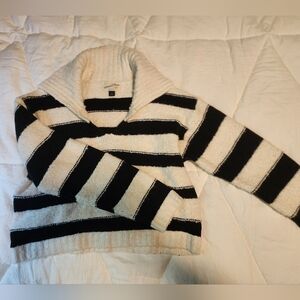 Womens Universal Thread sweater. Size small. Black and white.